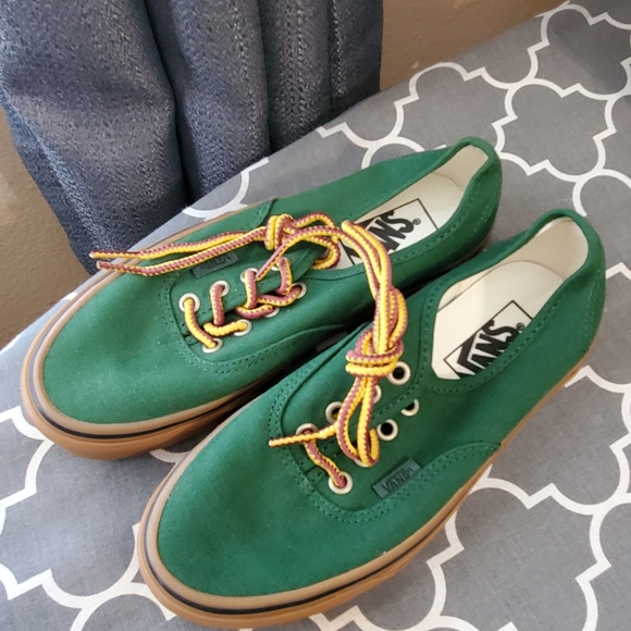 Vans Other - Vans NWOT Boys size 3.5 💚💚